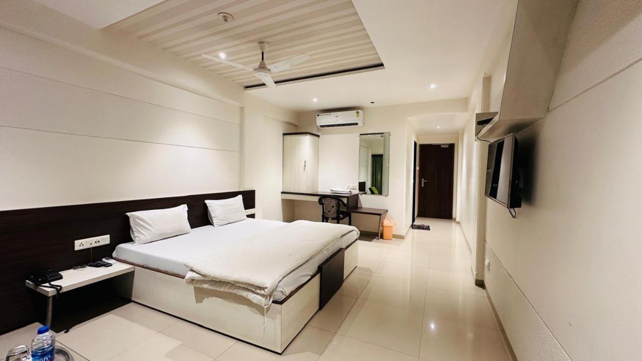 Hotel Ostria Surate Exterior foto