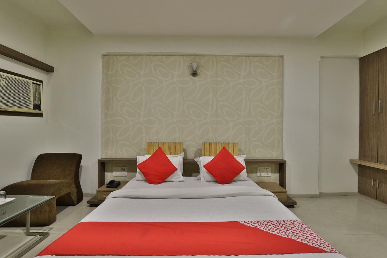 Hotel Ostria Surate Exterior foto