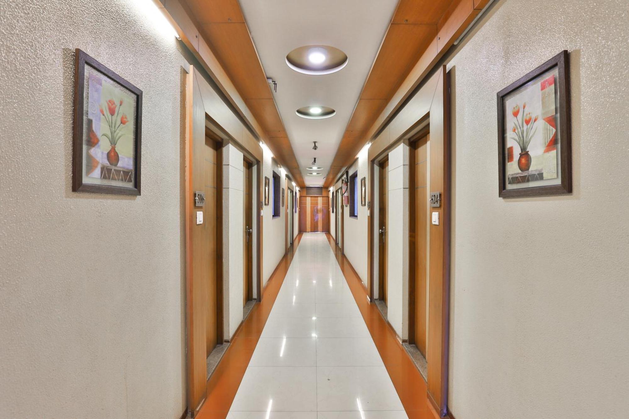 Hotel Ostria Surate Exterior foto