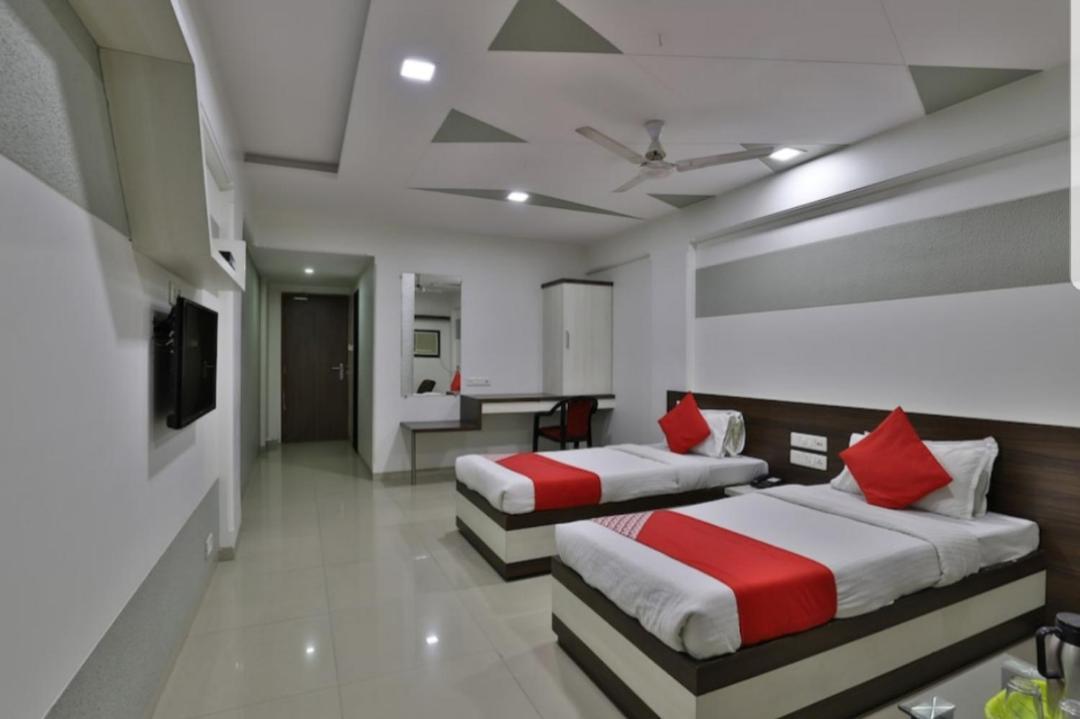 Hotel Ostria Surate Exterior foto