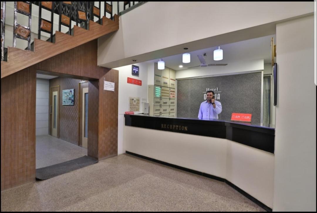 Hotel Ostria Surate Exterior foto